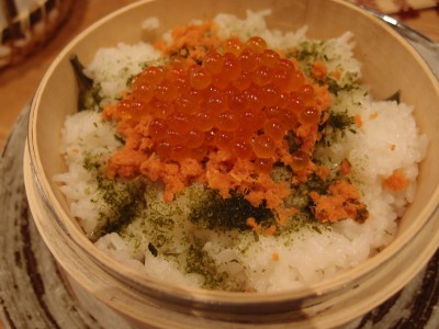 函館市場 海厨房　イクラと鮭のワッパ飯